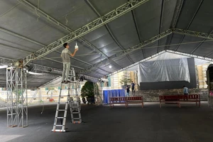 Căng bạt, dựng màn hình LED, lắp toilet di động... để chuẩn bị cho phiên xử vụ Alibaba 