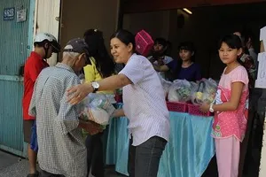 Gạo từ thiện bị cho gà ăn