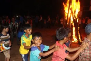 Ảnh: Trẻ em dân tộc vùng sâu vui tết Trung thu với bạn trẻ Sài Gòn