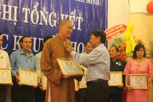 Tạp chí Dạy và Học ngày nay trao quà cho trẻ em khó khăn