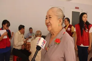 Nghệ sĩ Thiên Kim ấm lòng với 'bữa cơm người già'