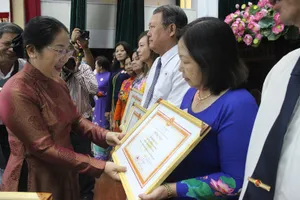 Em bé bị thương và 8 chiếc khăn cầm máu từ người dưng