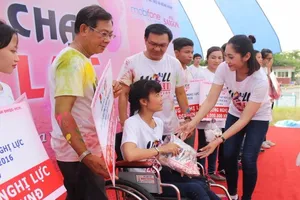 Hơn 3.000 người chạy tiếp sức cho sinh viên nghị lực