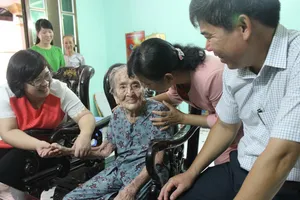 Lãnh đạo thành phố chúc Tết mẹ Việt Nam anh hùng