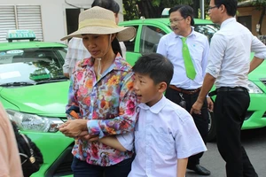 Học sinh bị bạn vô tình làm mù mắt được hỗ trợ