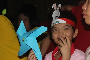 Cậu bé mắt xanh kỳ lạ được nhận học bổng