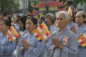 Hàng ngàn người mừng lễ Phật đản tại Việt Nam Quốc Tự