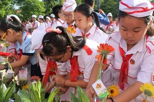 350 cháu ngoan dâng hoa, báo công với Bác Hồ