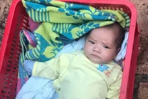 Hai bé trai bị mẹ bỏ rơi trên vỉa hè ở TP.HCM 