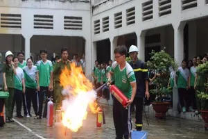 Học sinh lớp 12 bỡ ngỡ ôm bình chữa cháy