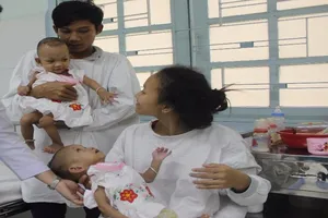 Hơn 400 ngày nằm viện cặp đôi dính liền sắp được về nhà