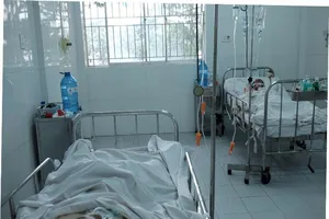 Đổ xăng ra nhà rồi châm lửa, 2 vợ chồng bỏng nặng 