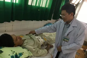 Té giàn giáo, người đàn ông vỡ tá tràng