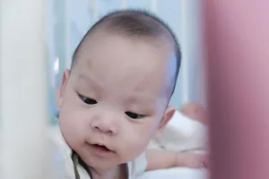 Bé trai sơ sinh bị vứt ở lề đường giờ ra sao?