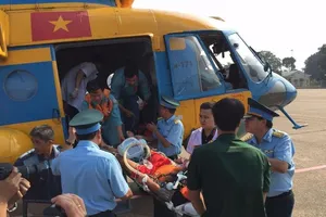 Trực thăng đưa ngư dân Trường Sa về đất liền cấp cứu 