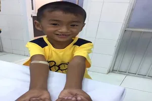 Cậu bé tay dính ngón kỳ dị sắp chạm ước mơ đến lớp