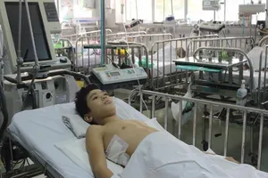 Bé trai tê chân mới phát hiện bướu khủng chèn tủy sống