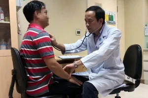 Hoại tử khớp do thuốc chữa ngứa đầu chứa corticoid 