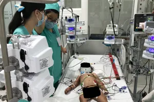 5 giờ căng thẳng cứu bé gái bị mảnh vỡ chén cơm đâm cổ 