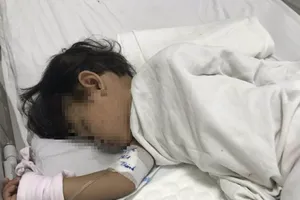 Hé lộ lý do mẹ ép con cùng uống thuốc diệt cỏ