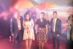 Bác sĩ đi hát kiếm dĩa cơm thứ 100.000 cho bệnh nhân 