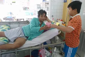 Bị ống pô xe máy đè vào chân 5 phút