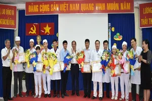 Khen thưởng êkíp cứu người bị đâm thấu tim ở phố đi bộ