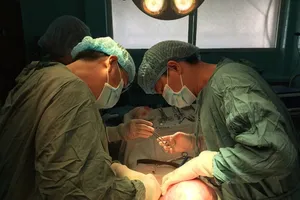 Mang khối u nặng 5 kg mà tưởng do béo bụng