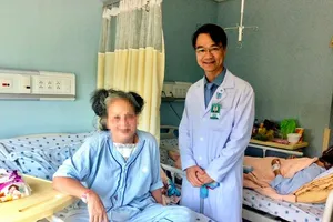 Ngủ ngồi suốt 2 năm vì mang bướu cổ nặng 0,5 kg