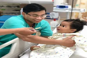 Bé trai uống nhầm xăng trong chai nước giải khát