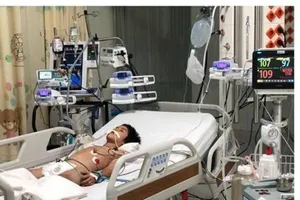 Bé trai nguy kịch chỉ vì vết xước té xe đạp