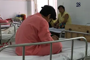 Anh Nhân khóc khi biết 3 người thân mất trong vụ cháy Carina