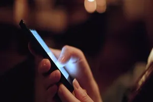 Ánh sáng xanh dương từ điện thoại tăng nguy cơ mắc ung thư 