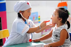 Chơi trò bác sĩ - bệnh nhân, 2 bé gặp nguy vì uống nhầm thuốc 
