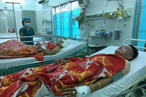 2 'hiệp sĩ' gắng chở nhau đến bệnh viện sau khi bị đâm