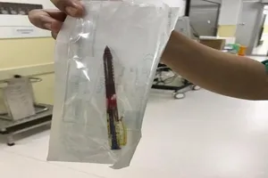 Bé gái 4 tuổi vấp té bị bút bi đâm thấu ngực