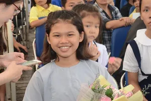 Cô bé bị bỏ rơi mong tìm cha mẹ để báo hiếu