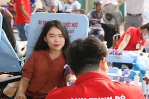 Hàng trăm người dân TP.HCM nô nức đi hiến máu