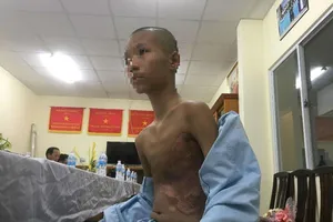 Va xe chở hàng cồng kềnh, bé trai bị xe tông dập phổi 