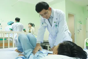 Truyền máu hoàn hồi cứu bé trai vỡ lách do té cây nhãn