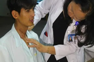 Chàng trai Campuchia hết cấm khẩu 2 năm nhờ bác sĩ Việt Nam