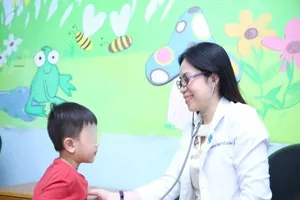 Con thừa chất vì cha mẹ tin thực phẩm chữa lùn tràn lan