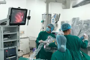 Lần đầu tiên VN phẫu thuật robot trị bệnh nhược cơ ngoạn mục