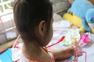 Bé gái ho sốt kéo dài vì bướu lạ mọc trong phế quản