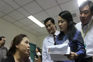 Người dân than phải chờ khám lâu với bộ trưởng Bộ Y tế 