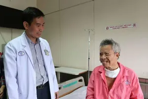 Bác sĩ Singapore khuyên bệnh nhân ung thư về BV Chợ Rẫy trị 