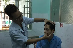 Điều máy lọc máu, bác sĩ từ TP.HCM lên Tây Nguyên cứu tân binh