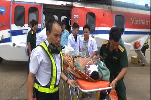 Tổ cấp cứu đường không BV 175 cứu ngư dân trên đảo Phan Vinh 