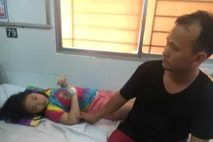 Ngộ độc nghi ăn bánh mì chà bông: Chuyển viện 11 trẻ nặng