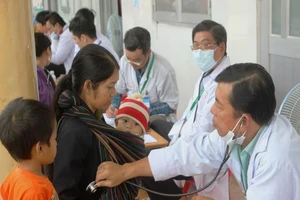 Bác sĩ lặn lội vùng sâu khám bệnh cho dân nghèo